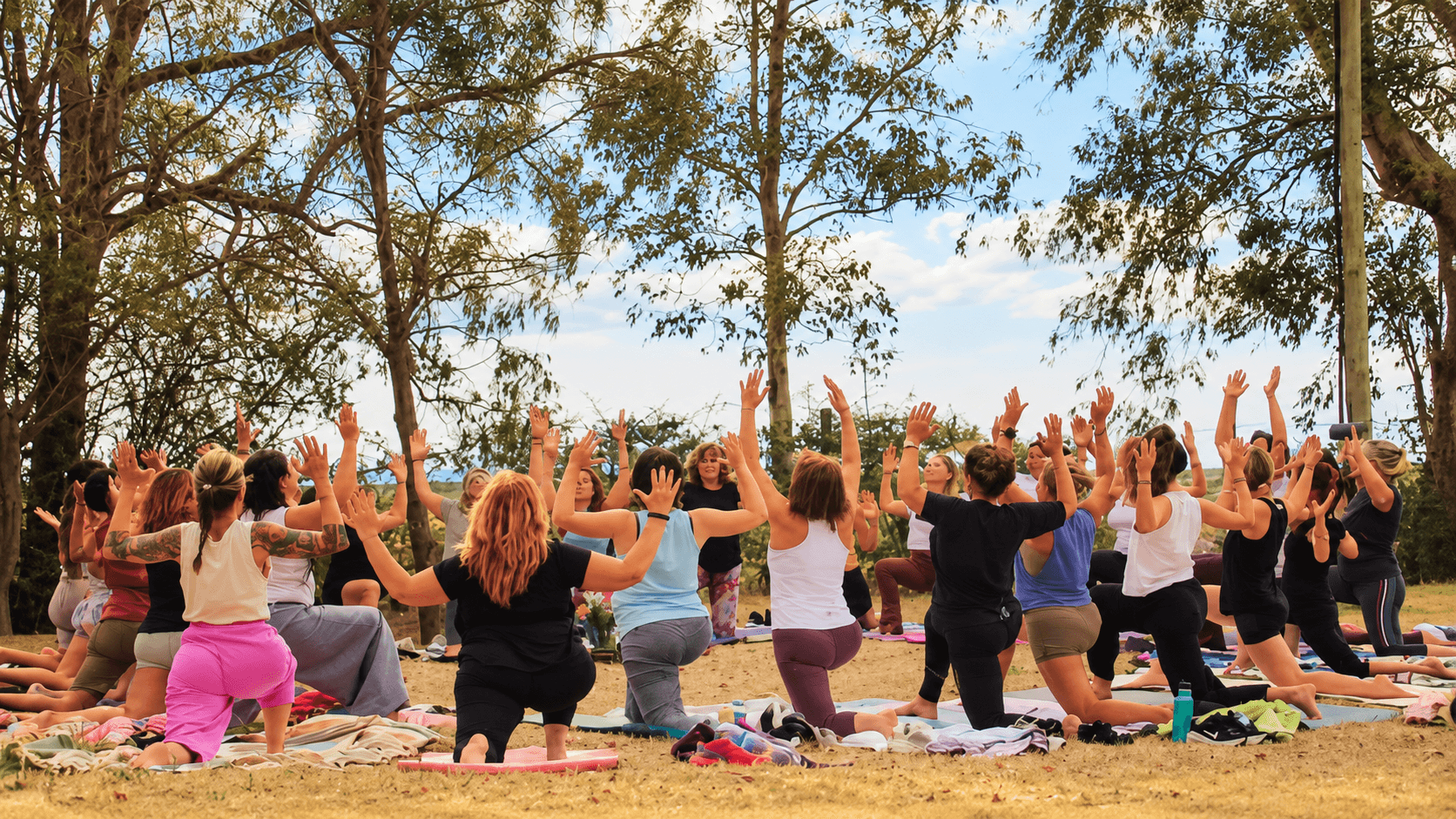 Clase de yoga grupal al aire libre en Finca Silvestre