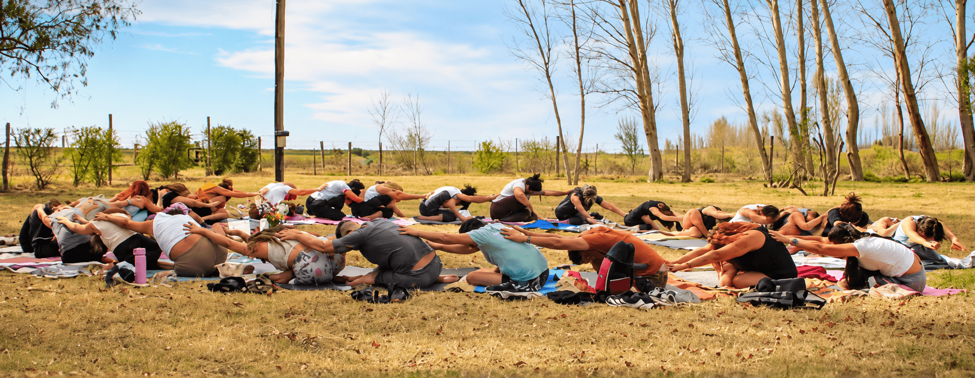 Grupo estirando en el parque de Finca Silvestre