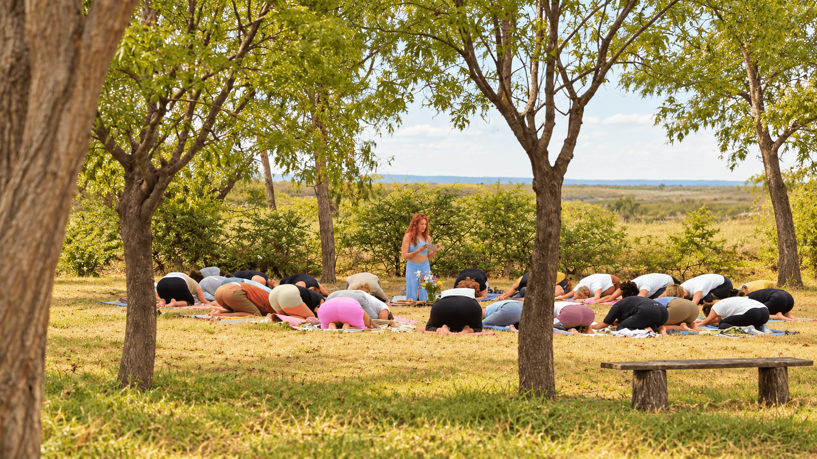 Grupo haciendo yoga en el parque de Finca Silvestre